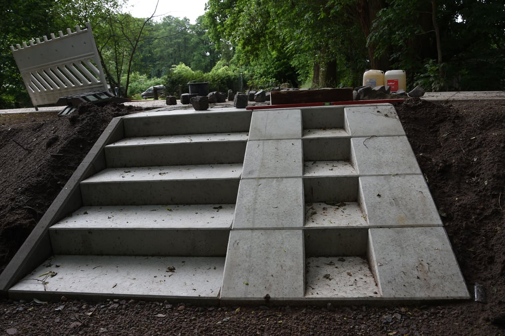 Am Montagvormittag warteten an den neuen Betonkonstruktionen am Teufelsweg auch noch einige Pflastersteine darauf, verbaut zu werden.