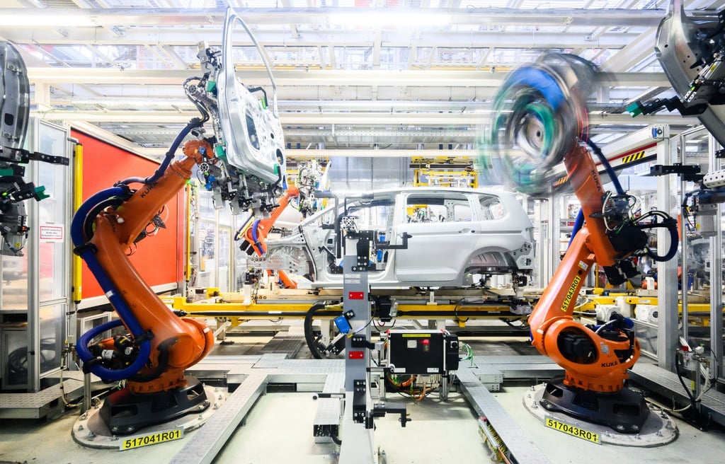 Die Autoindustrie ist ein wichtiger Abnehmer für Robotik und Automatisierung - und derzeit in einer Schwächephase. (Archivbild)