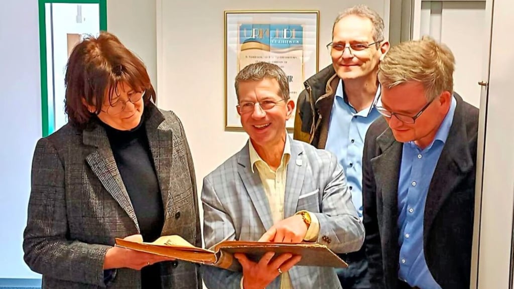 Bei der Eröffnung des Archives : Genthins Bürgermeisterin Dagmar Turian, Kreisvorstand Henry Liebe, der Vorsitzende des Geschichtsfördervereins Christin Kühnel und der Leiter des Kreisarchivs, Dr. Felix Engel, mit einem historischen Archivstück.
