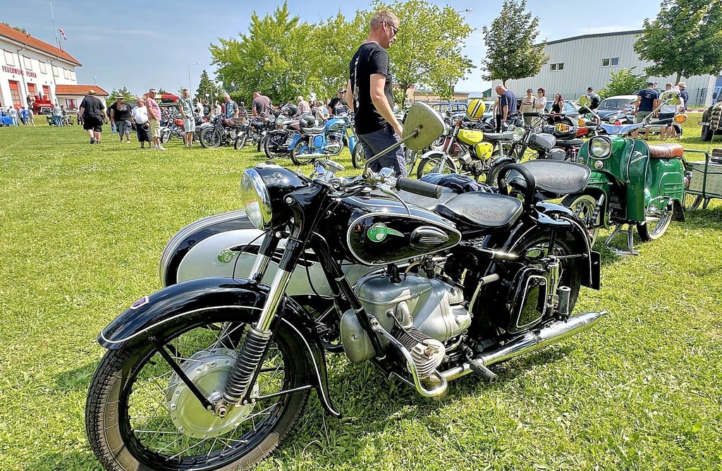 Historische Fahrzeuge - mit zwei oder mehr Rädern - waren auch in diesem Jahr zum Oldtimertreffen zum Maienfest in Peißen gekommen.