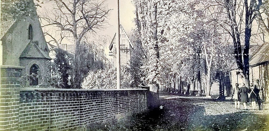 Blick auf die Dorfstraße mit Kirche und Trafohaus (um 1930).