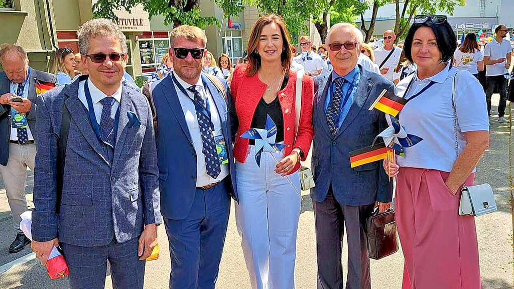 Die Schönebecker Delegation, Markus Baudisch (v.l.), Oberbürgermeister Bert Knoblauch und Mechmet Tefikow, mit Trakaier Gastgeberinnen.