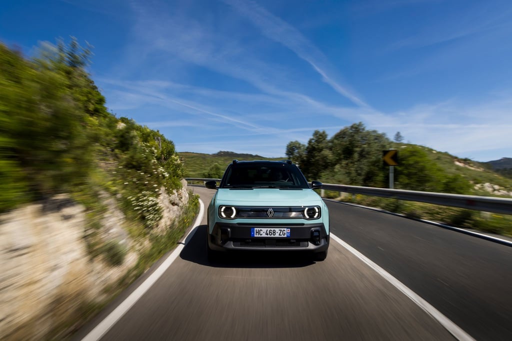 Augen auf! Rundscheinwerfer trug schon der klassische R4, den der neue elektrische Nachfolger auch an anderen Stellen zitiert.