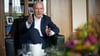 Berlins Regierender Bürgermeister Kai Wegner (CDU) lässt beim Tag der offenen Tür Besucher auch mal in sein Amtszimmer. (Archivbild)