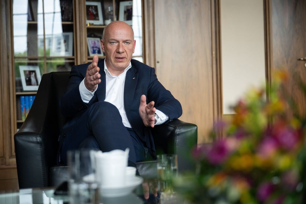 Berlins Regierender Bürgermeister Kai Wegner (CDU) lässt beim Tag der offenen Tür Besucher auch mal in sein Amtszimmer. (Archivbild)