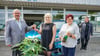 Gerd Dietrich  (v.l.) übergibt die Schlüssel für das Glindenberger Autohaus Dietrich an seine Nachfolgerin Romana Myslitska. Er  wird mit seiner Frau Erika reisen. Werkstattmeister Holger Hausmann bleibt.