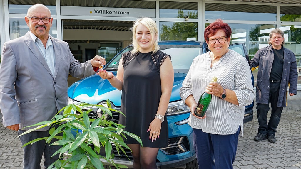Gerd Dietrich (v.l.) übergibt die Schlüssel für das Glindenberger Autohaus Dietrich an seine Nachfolgerin Romana Myslitska. Er wird mit seiner Frau Erika reisen. Werkstattmeister Holger Hausmann bleibt.