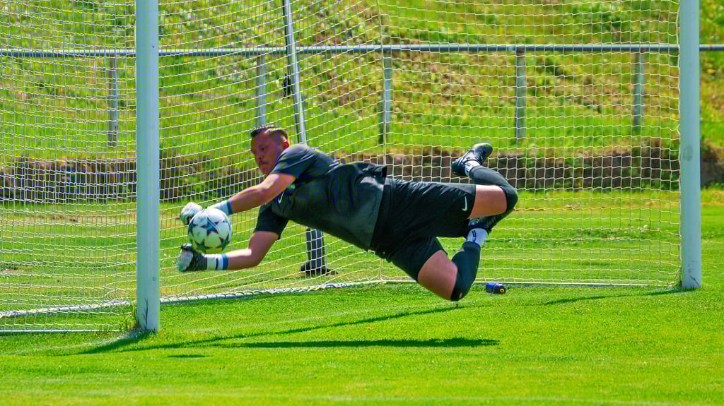Robin Meinicke lieferte als Torwart beim FC Hettstedt eine sehr gute Leistung und erinnerte phasenweise an die Torhüterikone Lew Yashin.