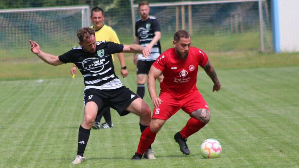Matthias Minkus (l.) und der SV Wolmirsleben/Unseburg/Tarthun waren nicht nur im entscheidenden Duell mit dem Quedlinburger SV oftmals einen Schritt zu langsam.