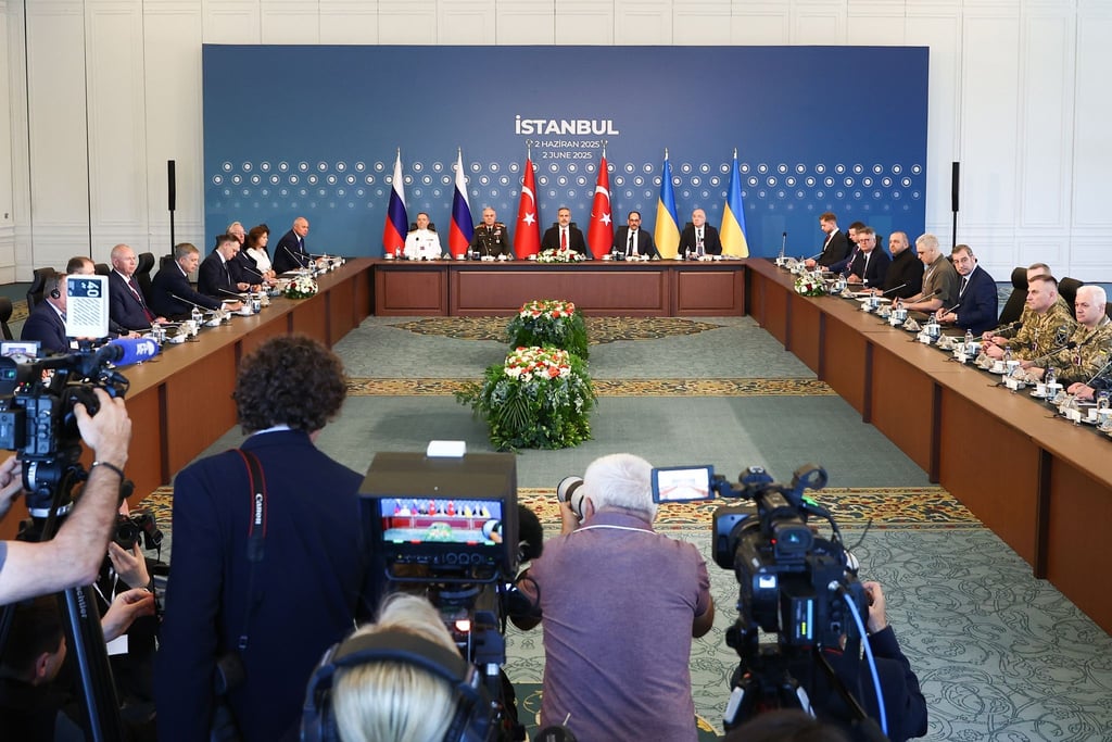 Delegationen der neuen direkten Verhandlung zwischen Russland und der Ukraine kommen unter türkischer Führung zusammen