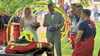Hochzeit im Luisium: Maximilian und Sarah Rothe öffnen das Geschenk von der Feuerwehr Dessau-Roßlau.