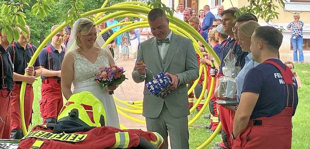 Hochzeit im Luisium: Maximilian und Sarah Rothe öffnen das Geschenk von der Feuerwehr Dessau-Roßlau.