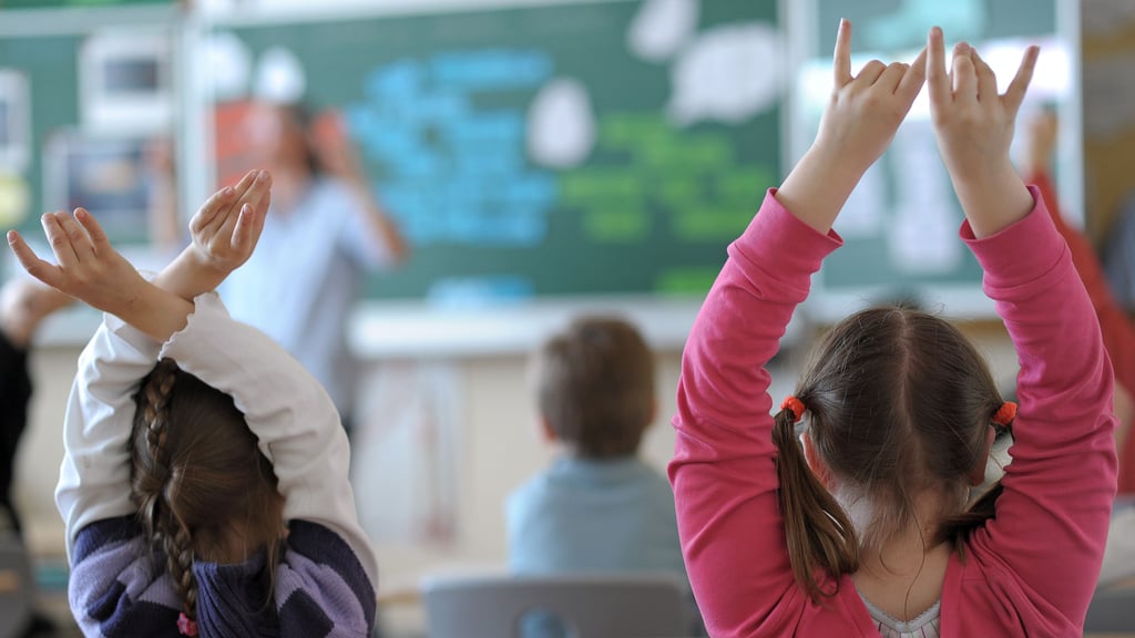 Mädchen im Unterricht: Sachsen-Anhalt will seine Lehrer zum neuen Schuljahr effizienter einsetzen. Förderstunden sollen dazu reduziert werden - geht das zu Lasten von besonders förderbedürftigen Schülerinnen und Schülern in Sachsen-Anhalt?