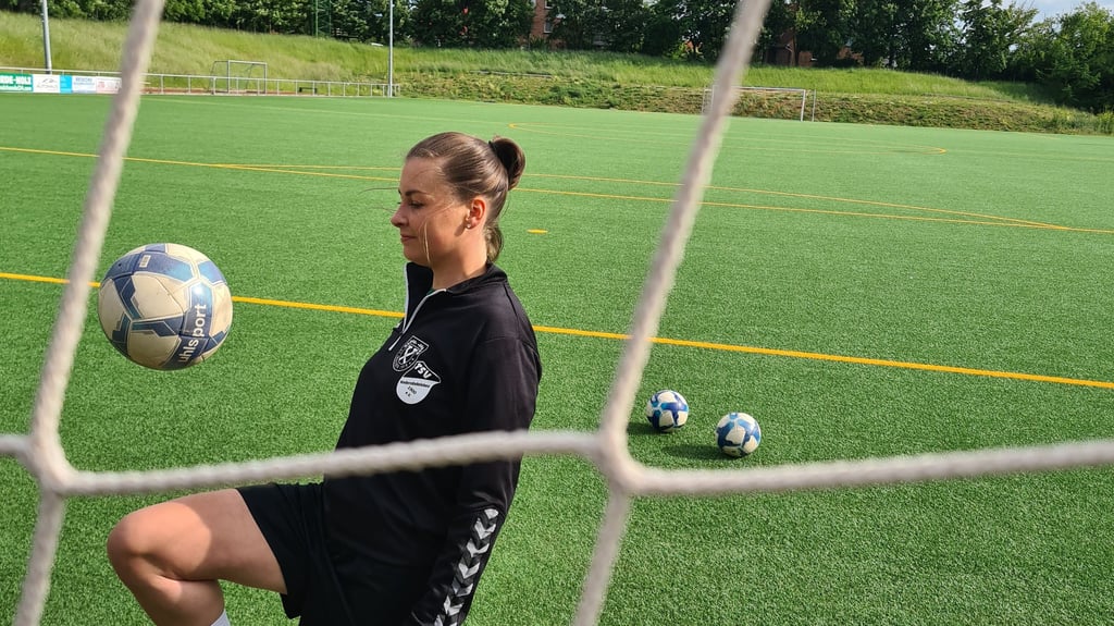 Amy Schneider beim Training auf dem Kunstrasenplatz des SV Irxleben. Die junge Sportlerin war Anfang 2022 an Multipler Sklerose erkrankt. Dank einer Stammzellentherapie kann sie jetzt wieder Fußball spielen. 