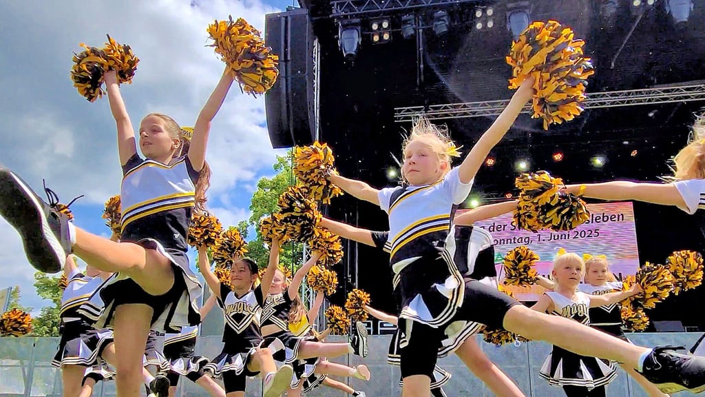 Auch viele Ascherslebener, wie hier die Cheerleaders der Pfeilergraben-Grundschule, trugen mit ihren Auftritten zum Gelingen des Gildefestes bei.