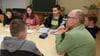 Redakteur Ingo Kugenbuch (rechts) beantwortete Fragen rund um die Zeitung in der Liv-Ullmann-Schule in Wernigerode.