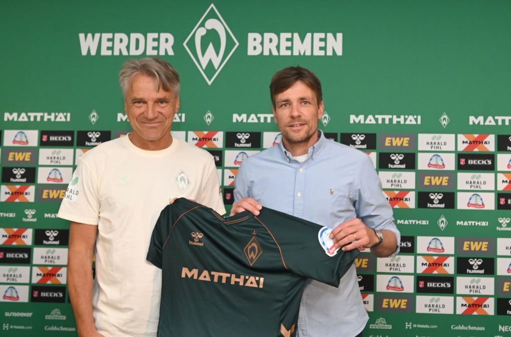 Willkommen in Bremen: Trainer Horst Steffen (l) mit Werders Sportchef Clemens Fritz