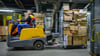 Pakete in einem DHL-Zentrum - manche Sendung wird künftig teurer.
