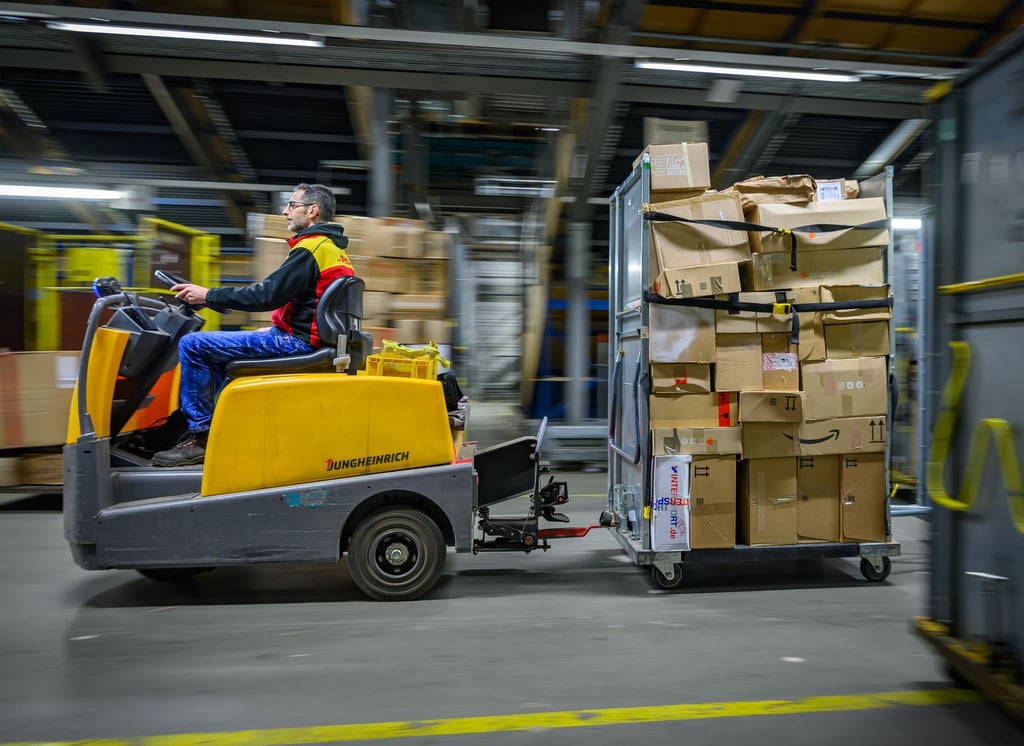 Pakete in einem DHL-Zentrum - manche Sendung wird künftig teurer.