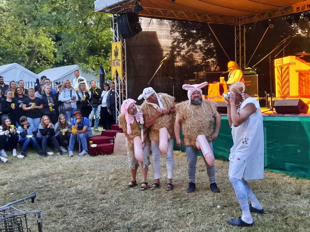 Bei den „Märchen für Erwachsene“ geht es teils „frivol“ zu, wie Jan Harnisch sagt, und dieses Foto vom Burgstock-Festival 2023 zeigt.