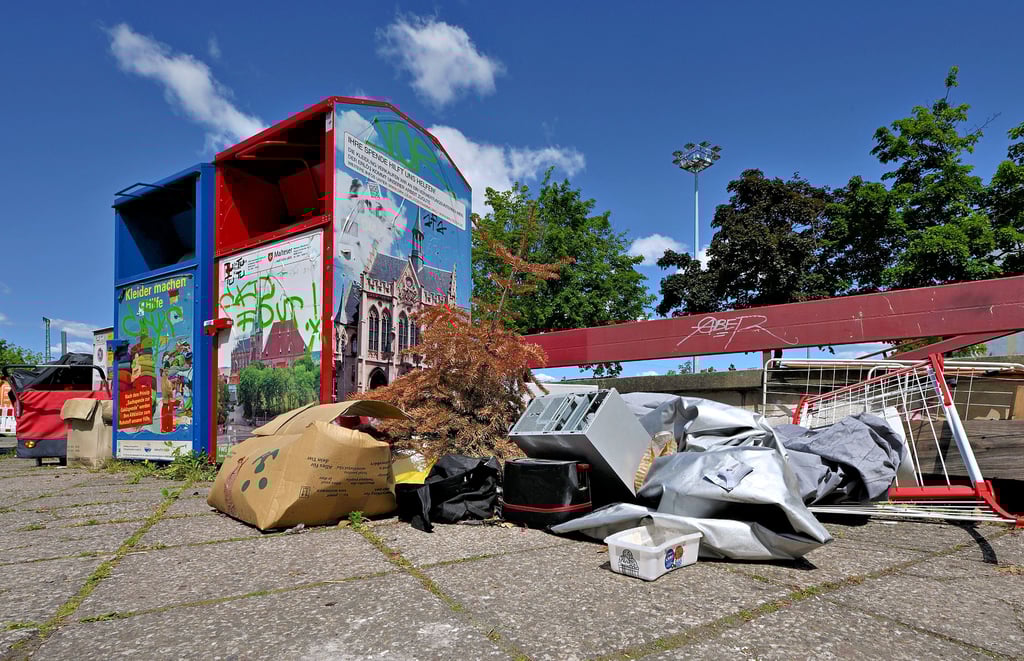 Immer mehr Altkleidercontainer in Sachsen-Anhalt sind überfüllt oder werden mit Müll belagert.
