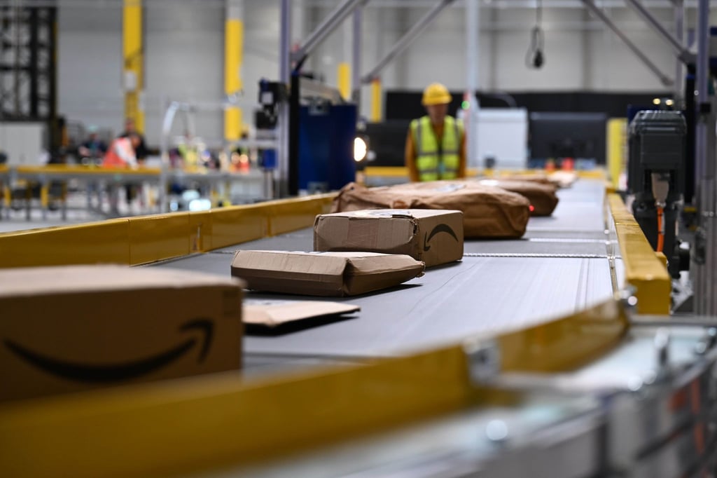 Pakete von Amazon laufen über ein Sortierband - ein Teil der auf amazon.de bestellten Pakete kommen direkt von Amazon, andere von Marktplatz-Firmen.