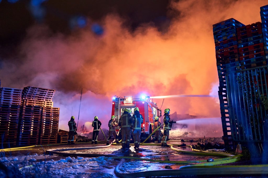 Der Großbrand beschäftigte bis jetzt rund 225 Einsatzkräfte der Feuerwehr.