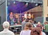 Die Band „ROOTS“ hat die Besucher am Holzmarkt mit einem fast zweistündigen Programm begeistert.