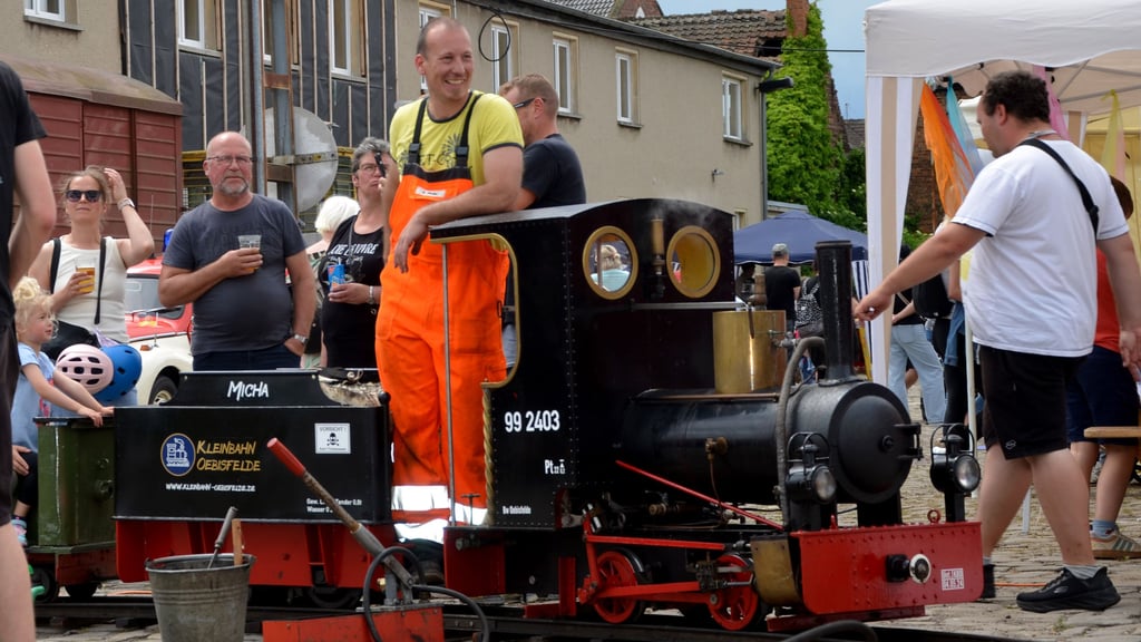 Die Kleinbahn „Micha“ gehört dem Verein „Kleinbahn Oebisfelde“. Die Original-Dampflok muss professionell betreut werden, doch die Betreuer genießen die Abwechslung zu ihren sonstigen Loks offensichtlich.