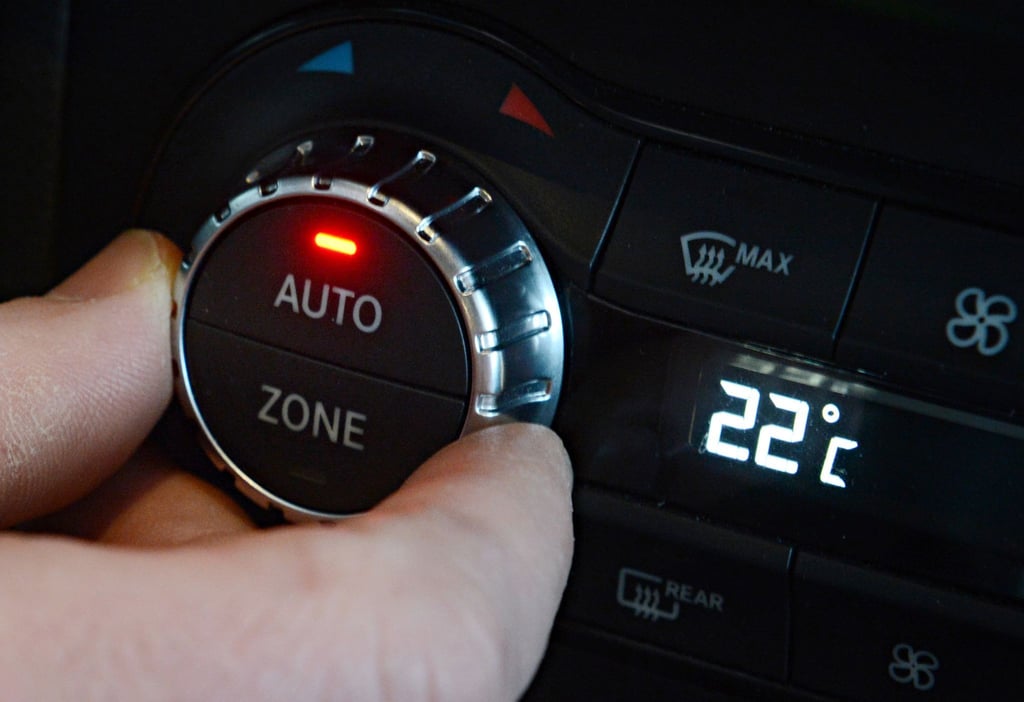 Klimaanlagen im Auto sind unerlässlich: Eine jährliche Überprüfung kann teure Reparaturen und reduzierte Kühlleistung verhindern.