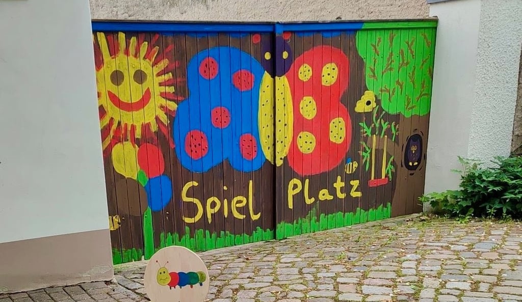 Süße Aktion zum Kindertag: In Magdeburg haben Kinder das Tor zu einem Spielplatz bemalt.