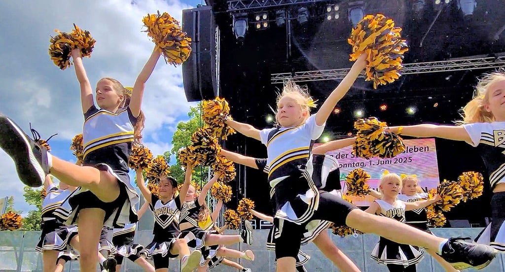 Auch viele Ascherslebener, wie hier die Cheerleader der Pfeilergraben-Grundschule, trugen mit ihren Auftritten zum Gelingen des Gildefestes bei.