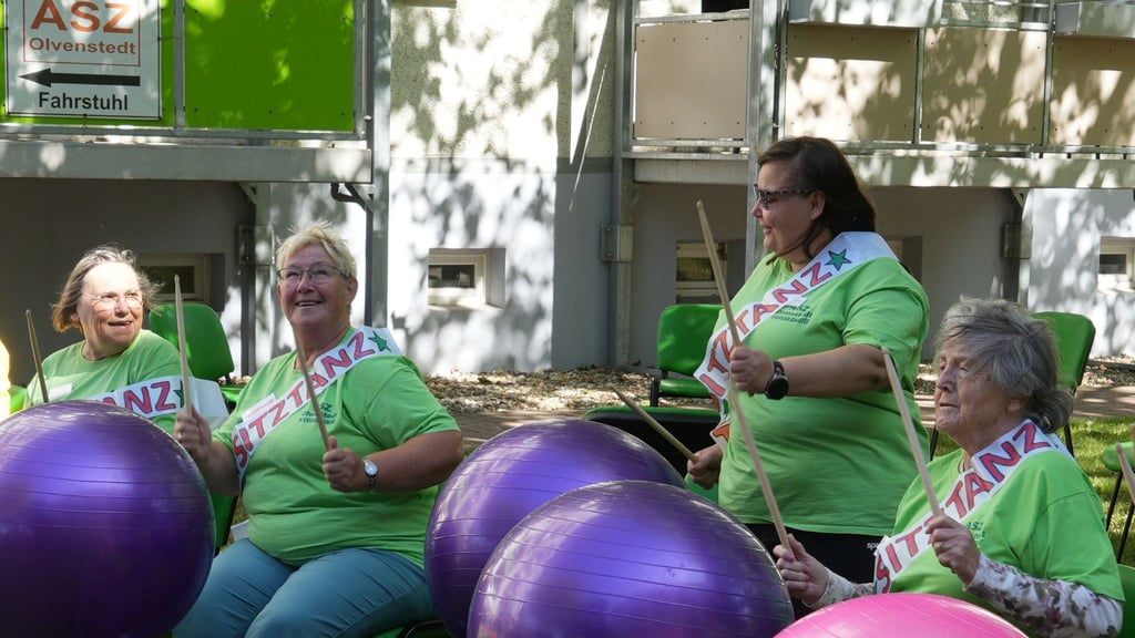 Beim Sommerfest am 21. Mai sorgte die Trommelgruppe des ASZ Olvenstedt für gute Unterhaltung. Zum Hoffest am 5. Juni treten die Rentnerinnen nun erneut auf.