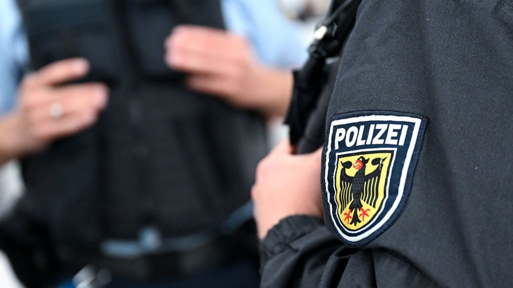 Ein 41-Jähriger hat an Dienstgebäude der Bundespolizei in Stendal uriniert.