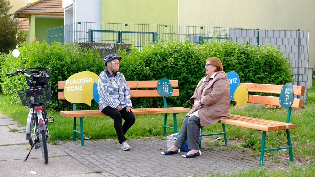 Die neu gestaltete "Plauderzone" mit "Schwatzplatz" an der Ecke Karl-Zerbst-/Käthe-Kollwitz-Straße im Blankenburger Wohngebiet Regenstein.
