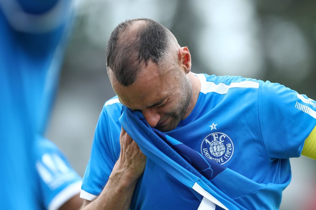 Lok Leipzigs Djamal Ziane weint enttäuscht über die Niederlage gegen TSV Havelse - Lok bleibt damit in der Regionalliga.