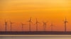 Windräder sind in Brandenburg kein seltener Anblick - auch in Berlin werden neue Standorte gesucht. (Archivbild)