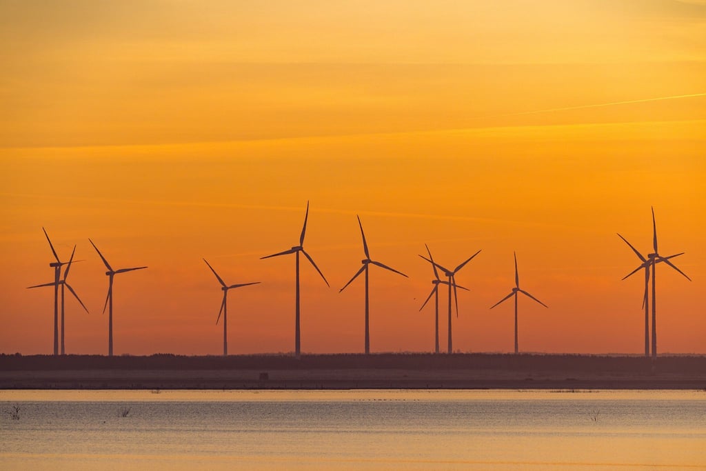 Windräder sind in Brandenburg kein seltener Anblick - auch in Berlin werden neue Standorte gesucht. (Archivbild)