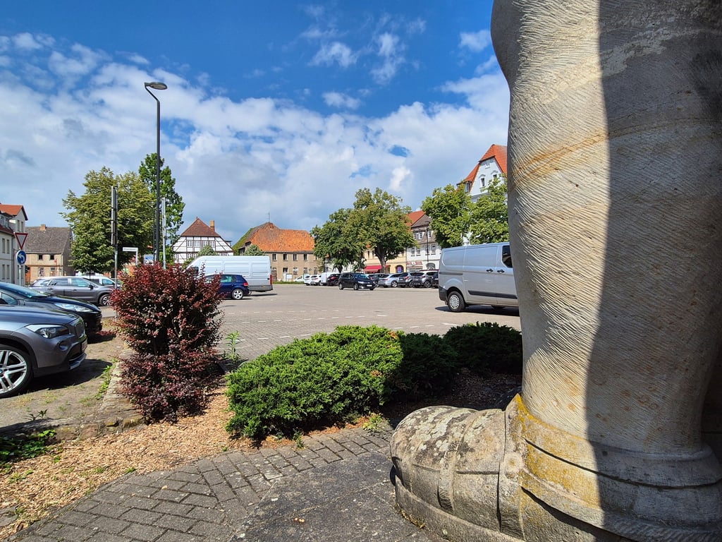 Der Rolandplatz aus Sicht seines Namensgebers: wenig Grün, viel Grau.