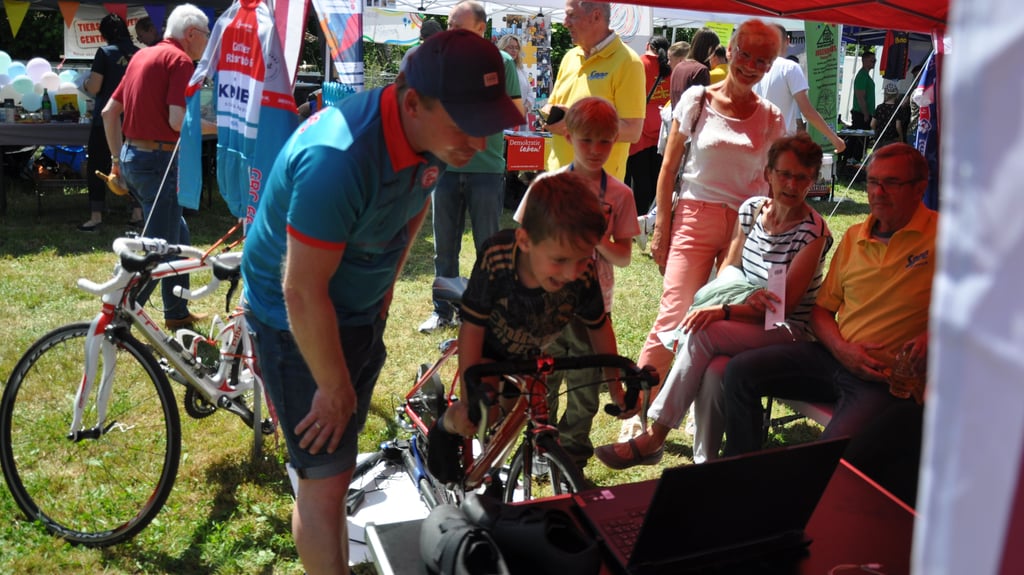 Rasant ging es beim Genthiner Radsportclub zu. Der Verein hatte sich am Stand mit den Henkel-Pensionären zusammengetan. Besucher durften sich fühlen wie Rennfahrer. Die Genthiner Radsportler um Tobias Buchheister (li.) präsentierten ein Rad-Schnellfahren auf der Stelle mit sofortiger digitaler Geschwindigkeits- und Zeitabnahme.