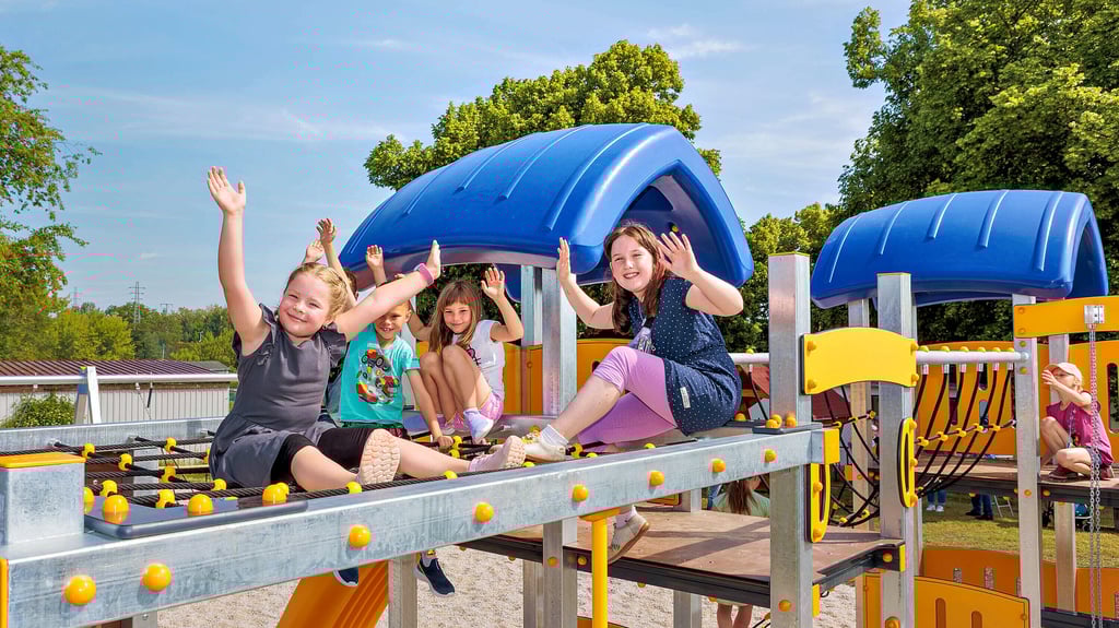 Mit viel Spaß und guter Laune erobern die Kinder am Samstag den neuen Spielplatz am Theißener Sommerbad.