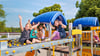 Mit viel Spaß und guter Laune erobern die Kinder am Samstag den neuen  Spielplatz am Theißener Sommerbad. 