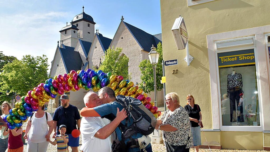 Umarmungen gab es viele nach der glücklichen Rückkehr von Rico Reißmann, der hier seinen Vater Rolf in die Arme schließt.