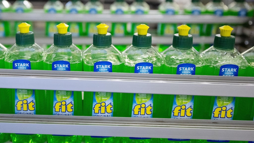 Spühlmittelflaschen in der Produktion des Herstellers Fit