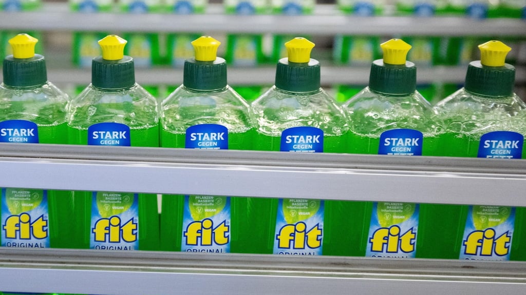 Spühlmittelflaschen mit grünem Inhalt in der Produktion des Herstellers Fit.