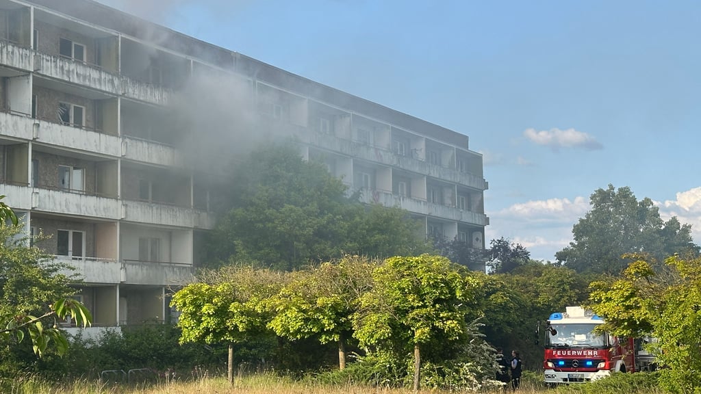 Zu einem Wohnungsbrand an der Bremer Straße in Stendal Süd rückten Einsatzkräfte der Freiwilligen Feuerwehr Stendal am Montag, 2. Juni 2025 aus.