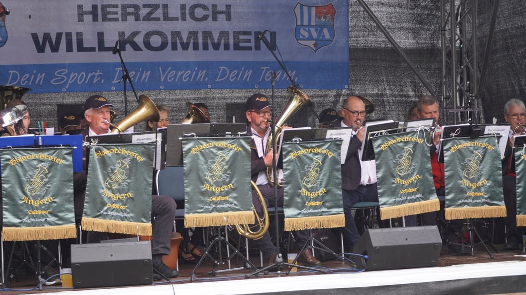 Auch das Blasorchester Angern spielte auf.