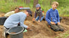 Samuel Vater (v.l.n.r.), Justin Hoffmann, Isaak Vater und Alvin Düerkop graben im Waldboden nach Spuren aus der Vergangenheit.