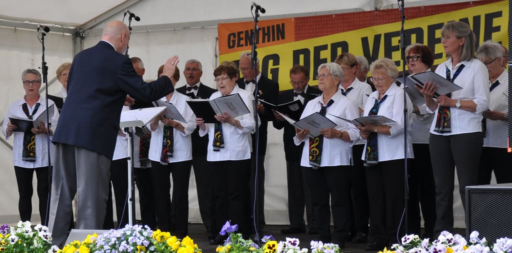 Der Frauen- und der Männerchor aus Genthin standen am Mittag gemeinsam auf der Bühne. Dabei präsentierten die beiden Ensembles Auszüge aus dem Programm, dass sie am 28. Juni im Kloster Jerichow darbieten werden.