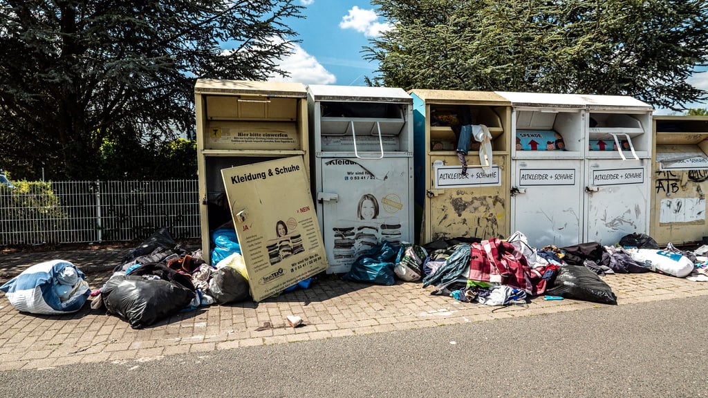 Ein Bild der Verwüstung: Altkleidercontainer (hier in Gommern) quellen über und sind teilweise auch aufgebrochen.